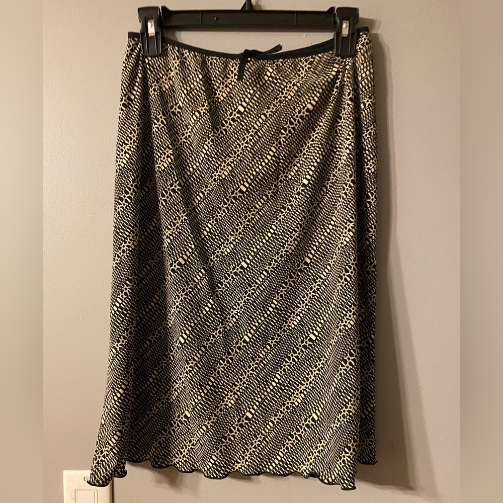 Studio M womens size large stretch waist midi black and white part floral